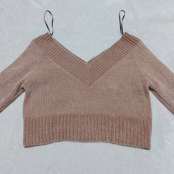 Divided V-neck Cropped Long Sleeve Sweater - Picture 2 of 7